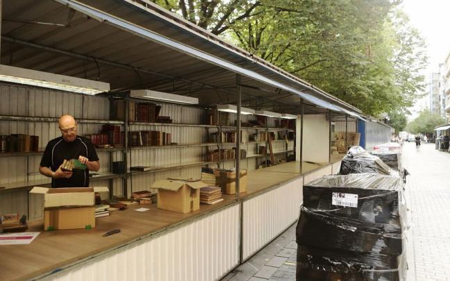 Los estand de libros antiguos de la plaza Gipuzkoa se preparan para la feria.