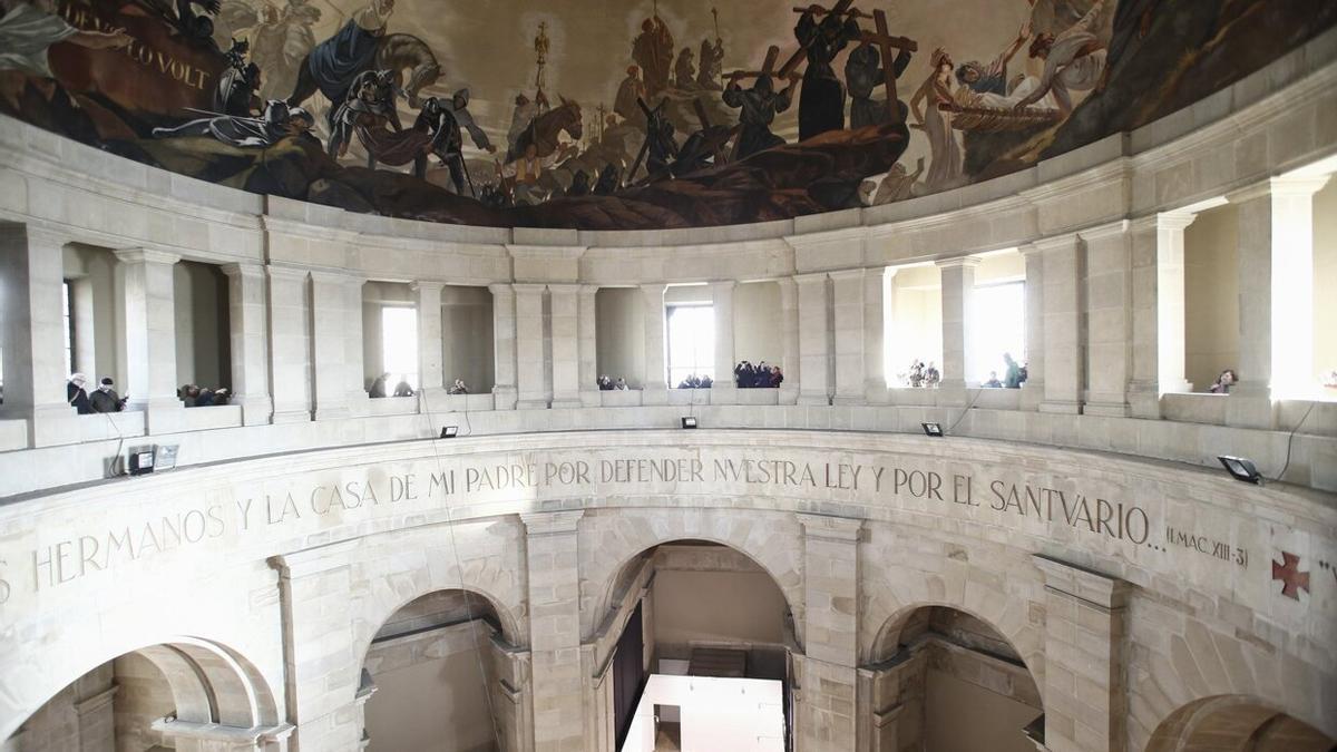 Participantes en la visita guiada al interior del edificio como clausura de las jornadas de reflexión sobre el monumento a los Caídos