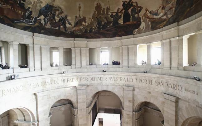 Participantes en la visita guiada al interior del edificio como clausura de las jornadas de reflexi&oacute;n sobre el monumento a los Ca&iacute;dos