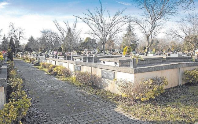 Panteones del cementerio de El Salvador a las afueras de Vitoria-Gasteiz. | FOTO: JOSU CHAVARRI