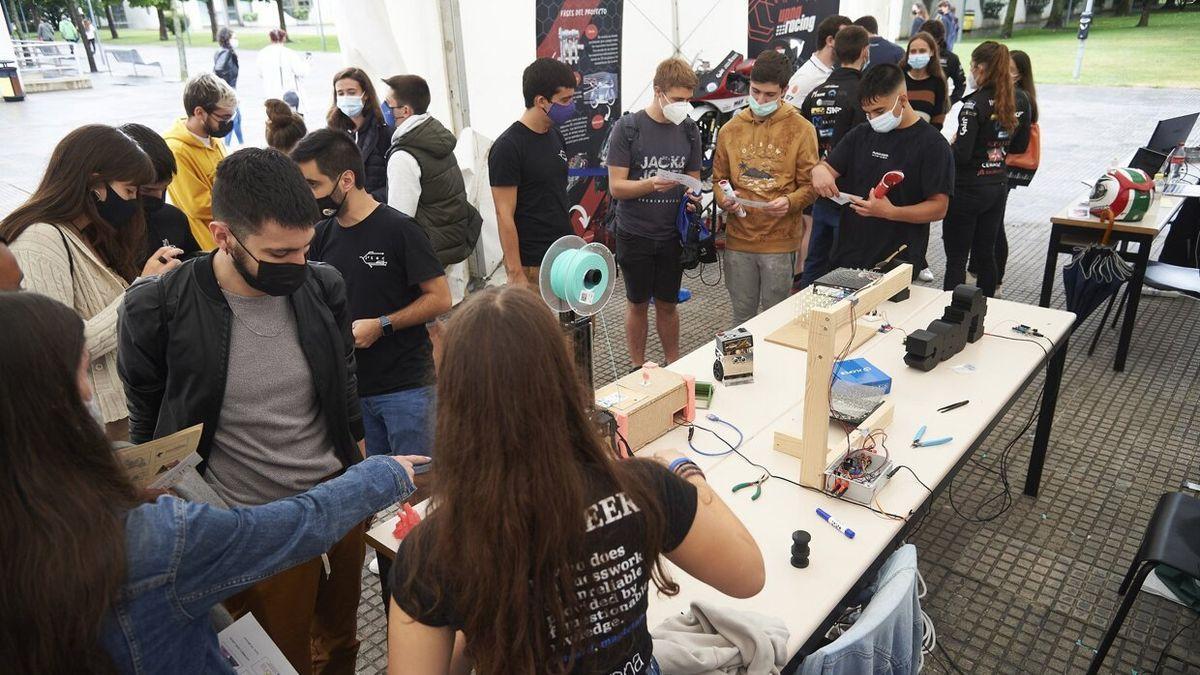 Alumnos de primero de la UPNA, durante la jornada de bienvenida el primer día del curso 2021 - 2022.