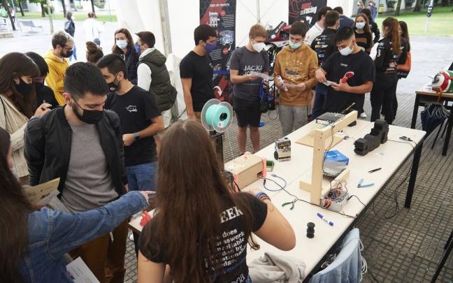 Alumnos de primero de la UPNA, durante la jornada de bienvenida el primer día del curso 2021 - 2022.