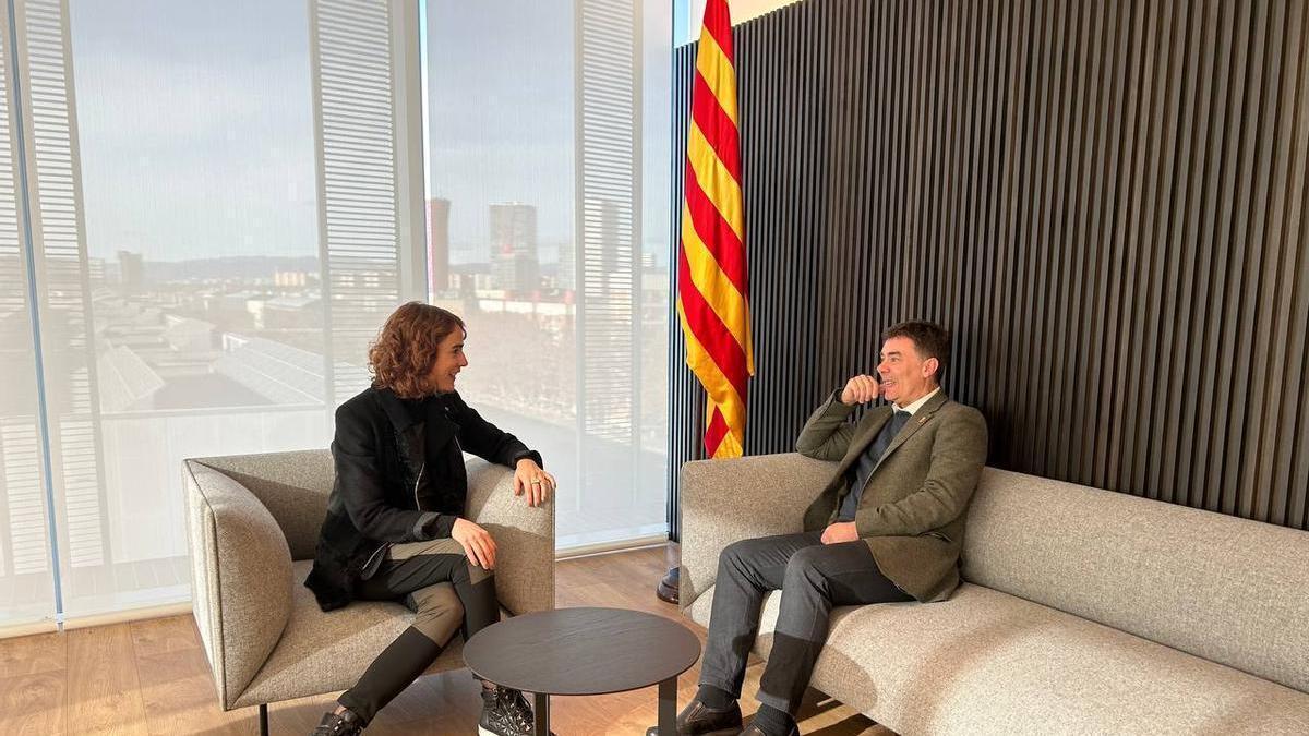 La consejera de la Generalitat Gemma Ubasart y el consejero Santos, en un encuentro previo a la reuni&oacute;n