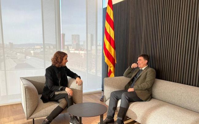 La consejera de la Generalitat Gemma Ubasart y el consejero Santos, en un encuentro previo a la reuni&oacute;n