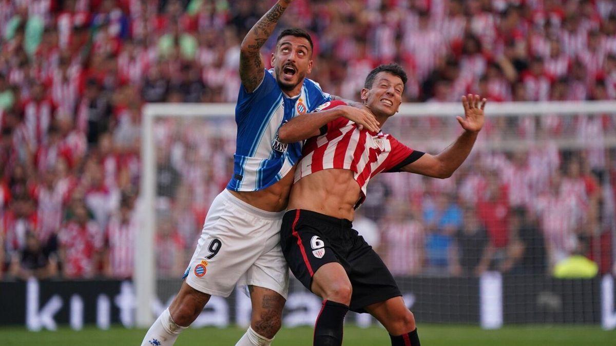 Mikel Vesga pugna con Joselu por un balón aéreo.