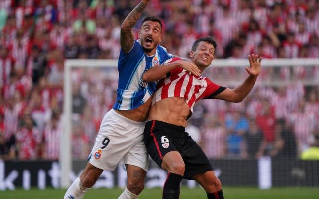 Mikel Vesga pugna con Joselu por un balón aéreo.