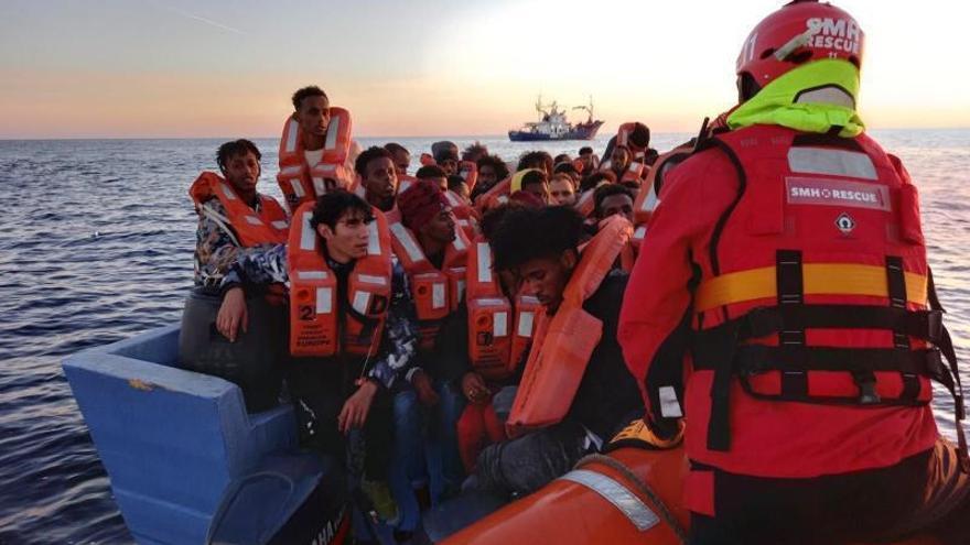 Un rescate en el Mediterráneo a cargo de Salvamento Marítimo Humanitario (SMH). | FOTO: UNAI BEROIZ