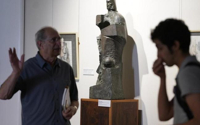 La exposición reúne 20 obras de diez artistas guipuzcoanos del siglo XX. La exposición reúne 20 obras de diez artistas guipuzcoanos del siglo XX.