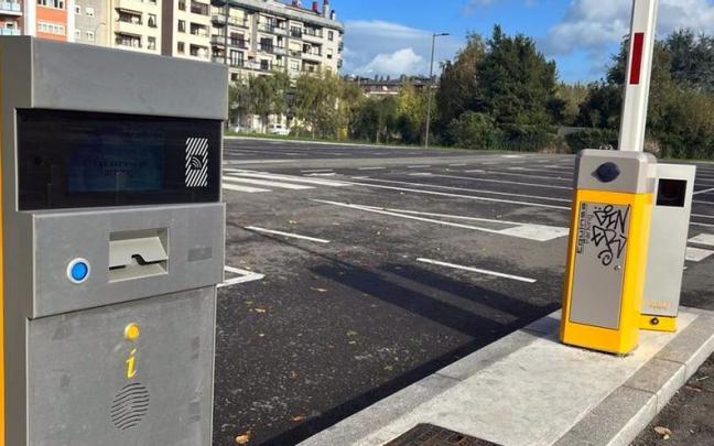 Imagen del acceso al parking que sufrió un ataque el pasado sábado a la noche. Imagen del acceso al parking que sufrió un ataque el pasado sábado a la noche.