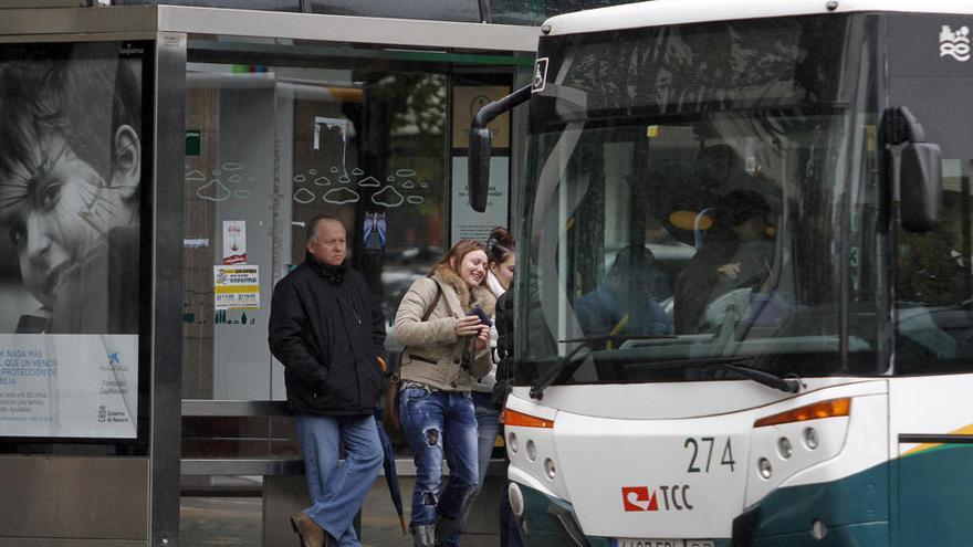 Usuarios subiendo a una villavesa en Merindades.