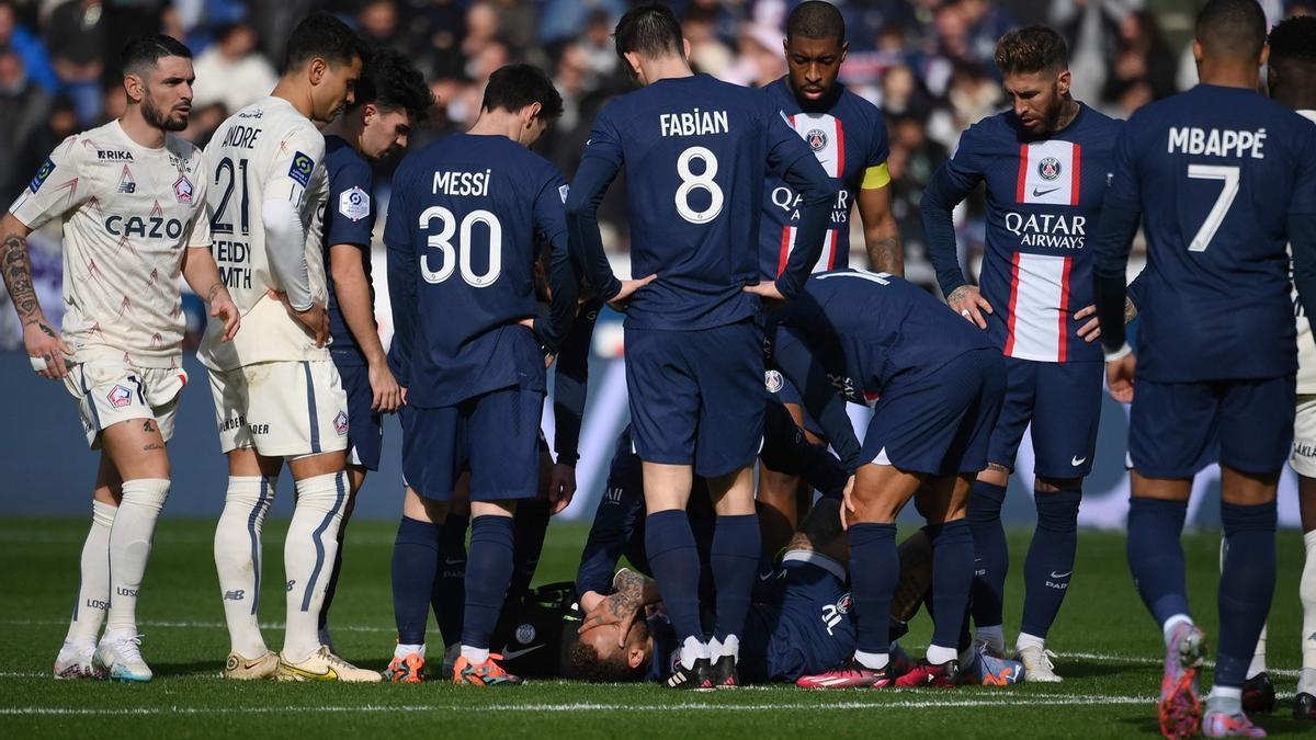 Neymar muestra gestos de dolor por su lesión de tobillo.