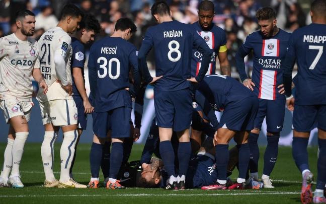 Neymar muestra gestos de dolor por su lesión de tobillo. Neymar muestra gestos de dolor por su lesión de tobillo.