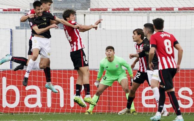 El disparo de Unai Gómez se va alto. El disparo de Unai Gómez se va alto.