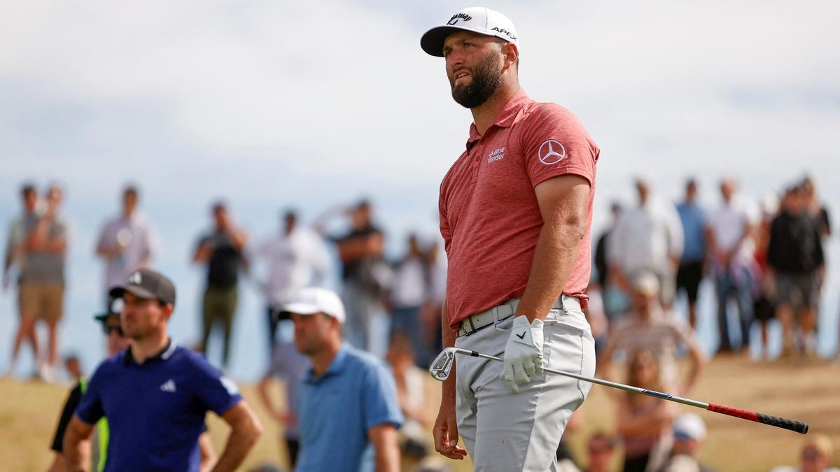 Jon Rahm sigue el vuelo de una bola, con Taylor y Scheffler al fondo, el domingo en Scottsdale.