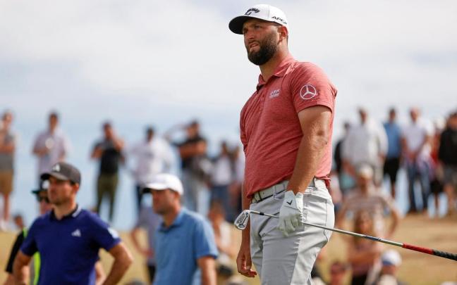 Jon Rahm sigue el vuelo de una bola, con Taylor y Scheffler al fondo, el domingo en Scottsdale.