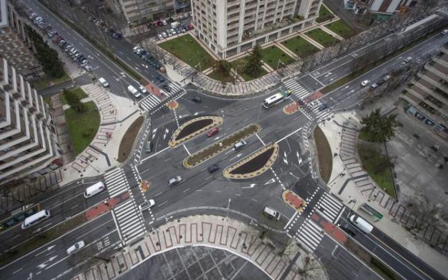 Tráfico del cruce de la avenida Pío XII con Sancho el Fuerte. Tráfico del cruce de la avenida Pío XII con Sancho el Fuerte.