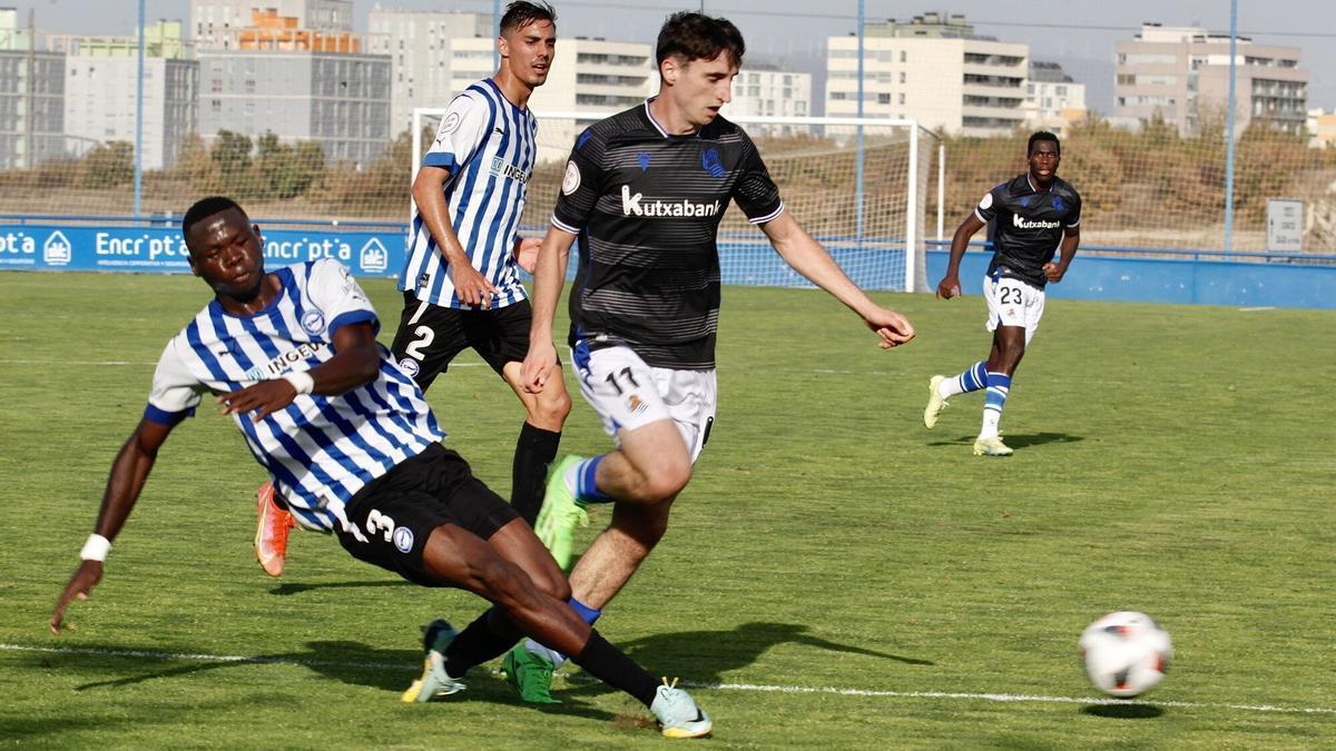 Keller despeja un balón ayer en Ibaia ante un jugador de la Real Sociedad.