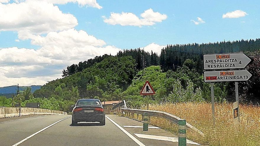 Indicaciones de desv&iacute;o a a-624 para Artziniega desde el tramo de la A-625 entre Luiaondo y Amurrio.