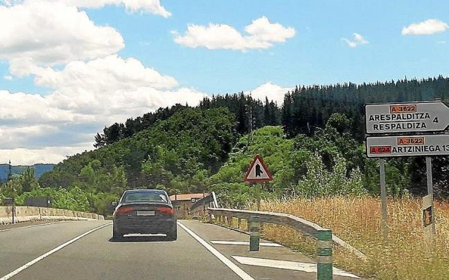 Indicaciones de desv&iacute;o a a-624 para Artziniega desde el tramo de la A-625 entre Luiaondo y Amurrio.