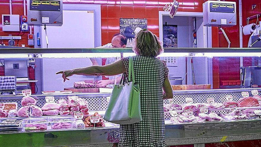 Los consumidores revisan cada vez más el precio de los alimentos. | FOTO: NTM
