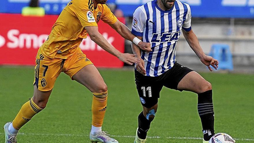 Luis Rioja defiende el balón durante el último Alavés-Ponferradina. | FOTO: ALEX LARRETXI