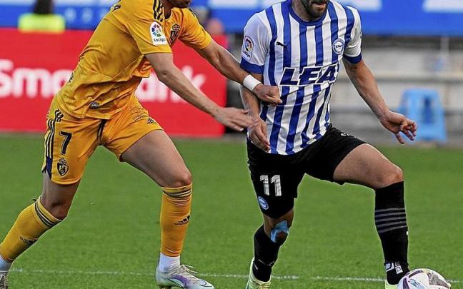 Luis Rioja defiende el balón durante el último Alavés-Ponferradina. | FOTO: ALEX LARRETXI