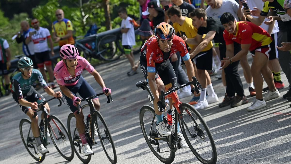 Mikel Landa observa con descaro al Tour de Francia