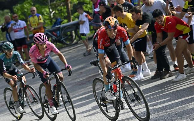 Mikel Landa observa con descaro al Tour de Francia