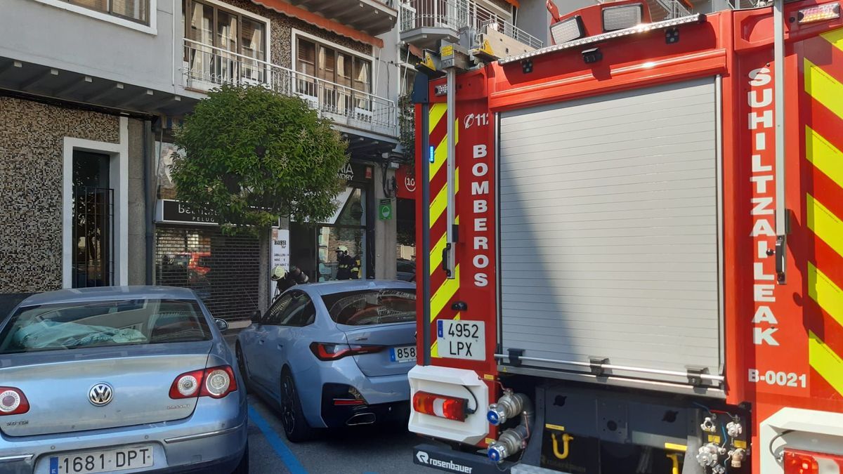 Bomberos ante el edificio donde se ha producido el incendio