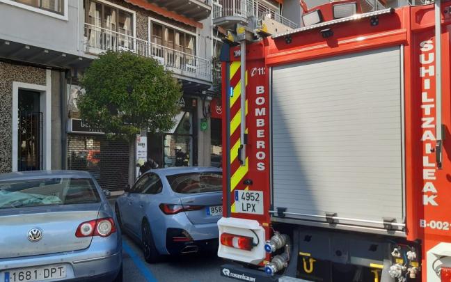 Bomberos ante el edificio donde se ha producido el incendio