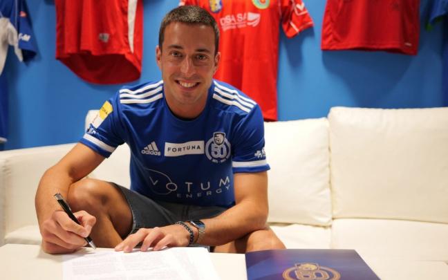 Koldo Obieta firma su contrato con el Miedz Legnica