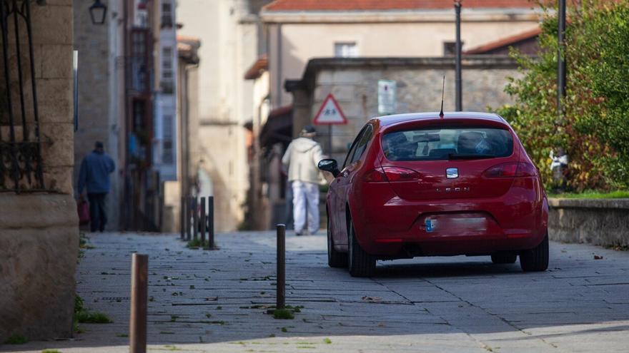 Un coche circulando por el Casco Viejo de Vitoria