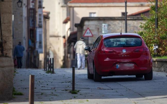 Un coche circulando por el Casco Viejo de Vitoria