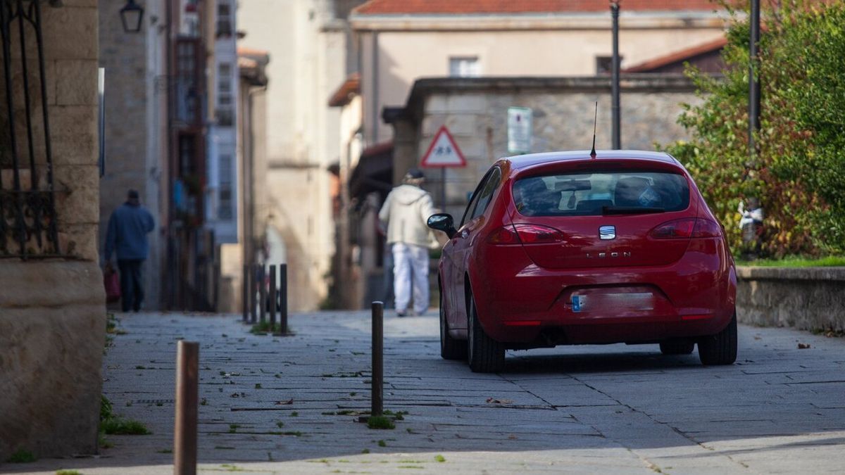 Un coche circulando por el Casco Viejo de Vitoria