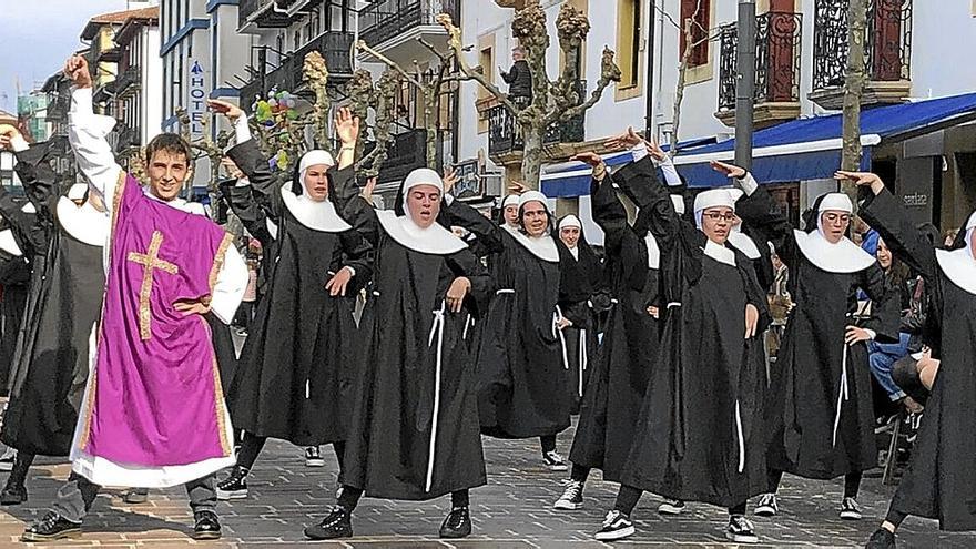 La comparsa de Pilar Peña Dantza Eskola representó la película ‘Sister Act’. | FOTOS: N.G.