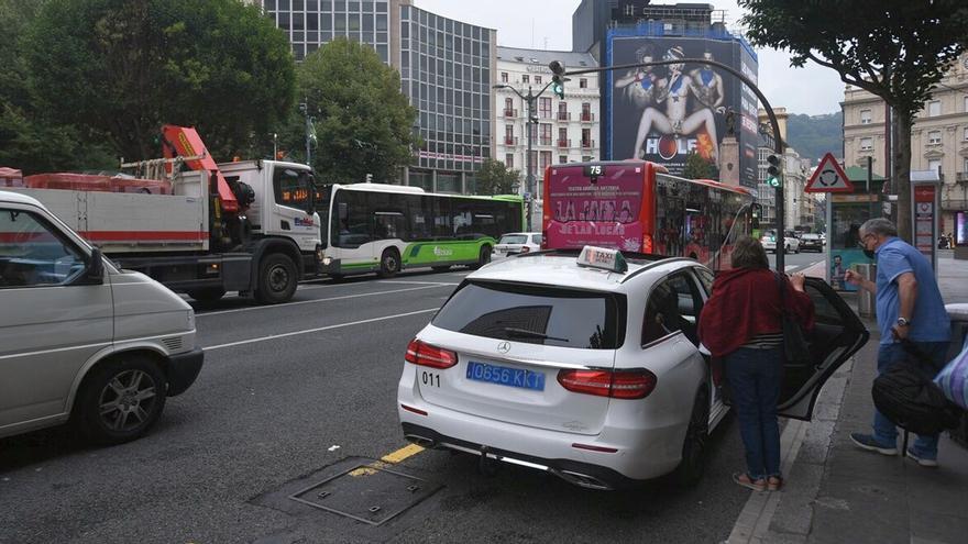 Un taxi recoge clientes en la calle Hurtado de Amezaga de Bilbao.