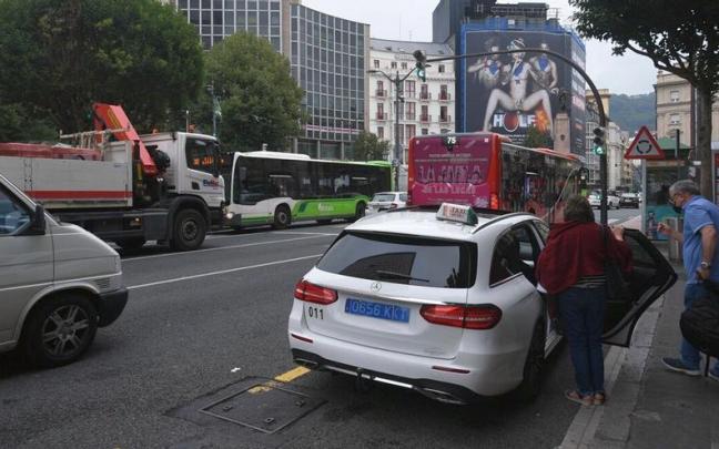 Un taxi recoge clientes en la calle Hurtado de Amezaga de Bilbao.