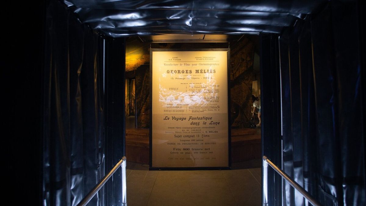 En el paso entre dos espacios, se expone un cartel ampliado de Méliès.