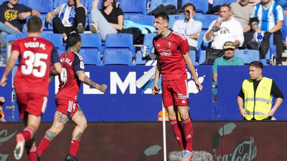 Ante Budimir (d) celebra su gol