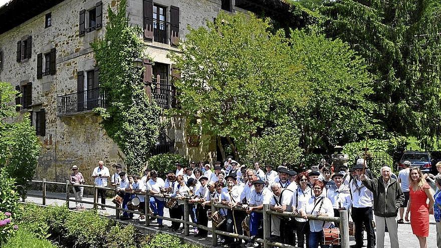 Txistularis frente a Itzea, en un acto en homenaje a la familia Baroja.