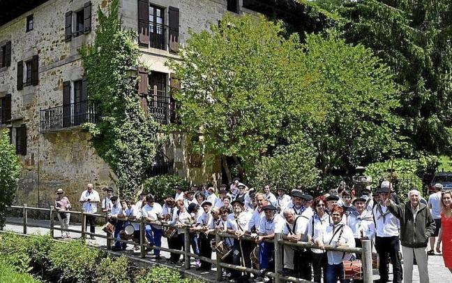 Txistularis frente a Itzea, en un acto en homenaje a la familia Baroja.
