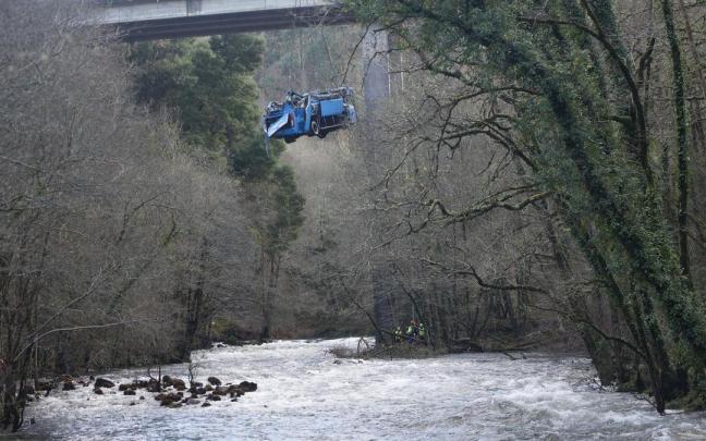 Logran retirar el autob&uacute;s accidentado en Cerdedo-Cotobade.