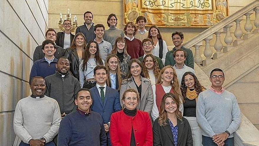 Los delegados y subdelegados posan en el edificio Central.