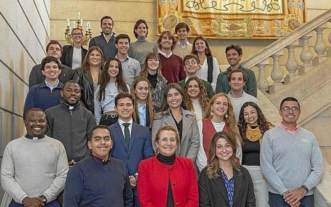 Los delegados y subdelegados posan en el edificio Central.