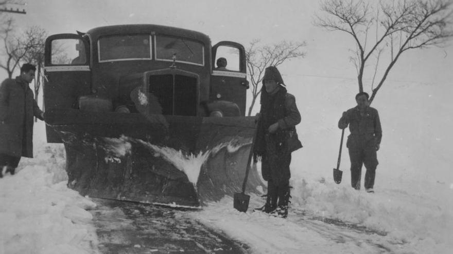 Limpieza de la carretera Pamplona - Zaragoza el 13 de enero de 1945.