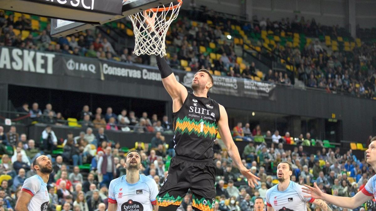 Jeff Withey trata de culminar una acción bajo el aro en el duelo ante el Obradoiro.