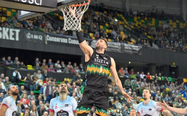 Jeff Withey trata de culminar una acción bajo el aro en el duelo ante el Obradoiro.