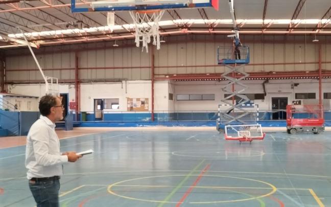 El alcalde sigue de cerca las obras de reforma de la cancha de basket del polideportivo municipal. El alcalde sigue de cerca las obras de reforma de la cancha de basket del polideportivo municipal.