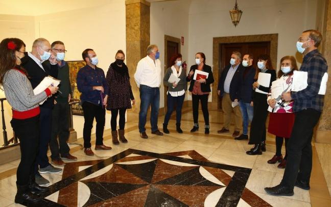 Concejales de los tres grupos de la oposición, tras abandonar un Pleno.