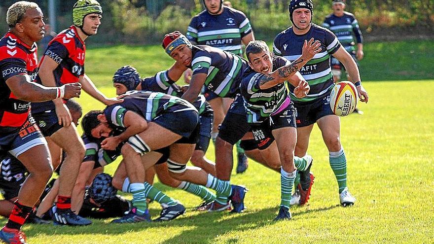 Un jugador de La Única libera el balón de un agrupamiento. | FOTO: DIARIO DE NOTICIAS